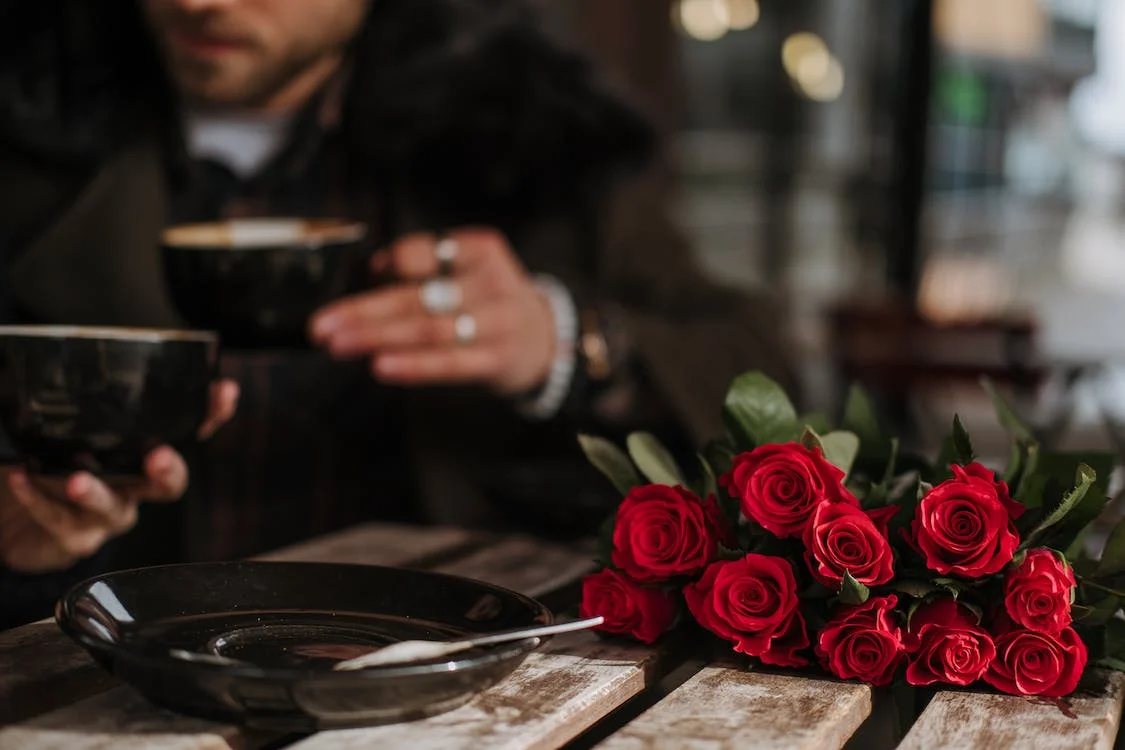 10 ways to propose to her with gift & flowers